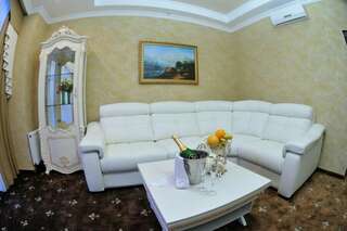 Гостиница Даяна Симферополь Люкс с кроватью размера «king-size» и балконом-1